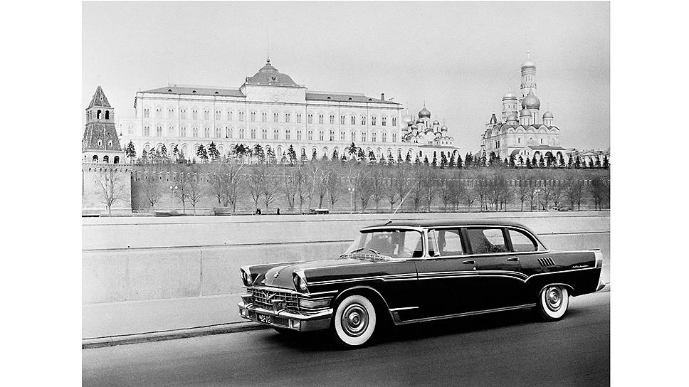 Пробный пробег нового автомобиля «ЗИЛ-111» по городу, Москва, 1959 год