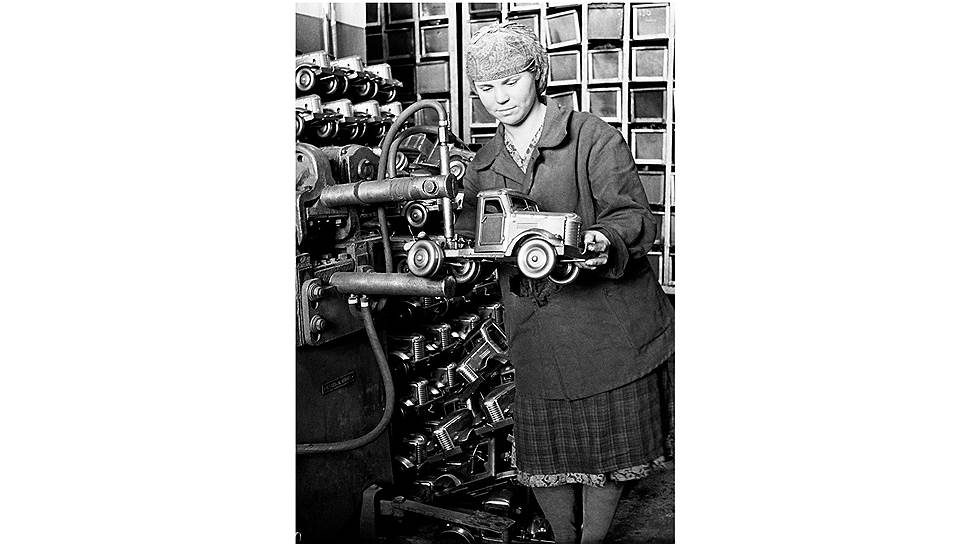 В цехе ширпотреба электросварщик Нина Ковшар обрабатывает детские грузовые автомашины. МЗМА, Москва, 1954 год