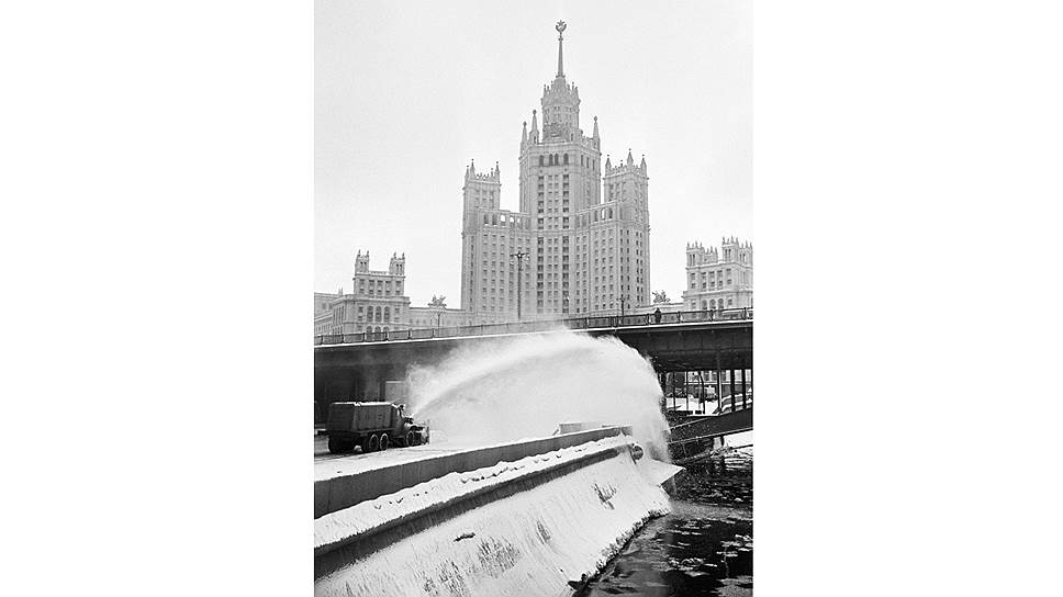 Уборка снега на улицах Москвы, 1960 год