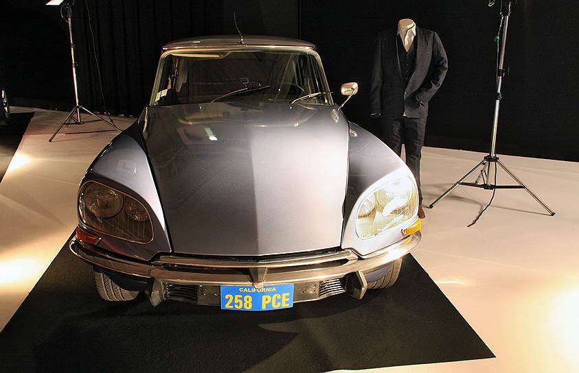 Главный герой сериала «Менталист» (2008 – 2015) водит эксцентричный Citroen DS, что для героя американских сериалов не очень-то типично. Идея выбора машины принадлежит Саймону Бейкеру, сыгравшего менталиста. Он хотел сидеть за рулем автомобиля, который бы отражал его экстраординарность, к тому же актеру был поклонником лейтенанта Коломбо, который ездил на старом Peugeot