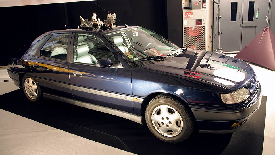 В фильме «Пришельцы» (1993) с Жаном Рено и Кристианом многим автомобилями хорошенько досталось. Крыша Renault Safrane, как сказала одна из героинь фильма, «стала похожа на цветную капусту». Все потому, что люди XII века воспринимали машины, как «дьявольские повозки»