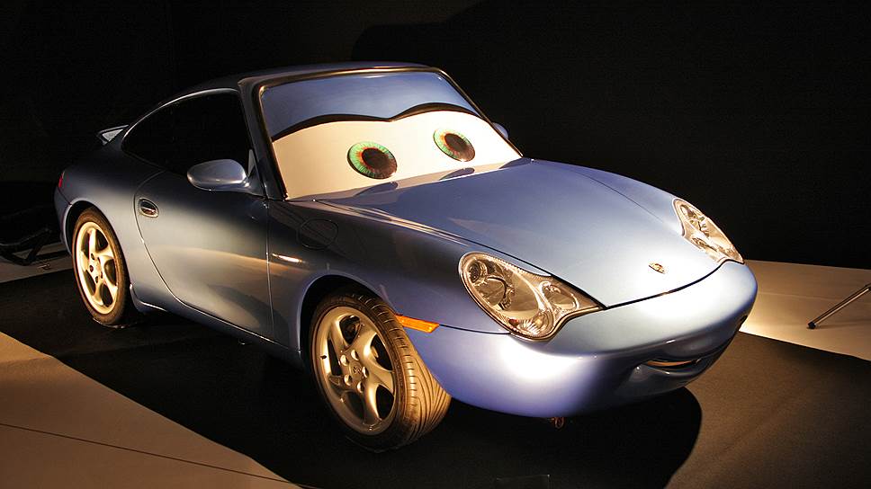 Машинка Салли из диснеевских «Тачек» (2006) — автомобиль-мультяшка. Но у него есть реальный прототип, а именно Porsche 911 Carrera. Но если Салли из рисунка превратить в полноразмерный макет размером с Porsche, она от этого не перестанет быть детской машиной