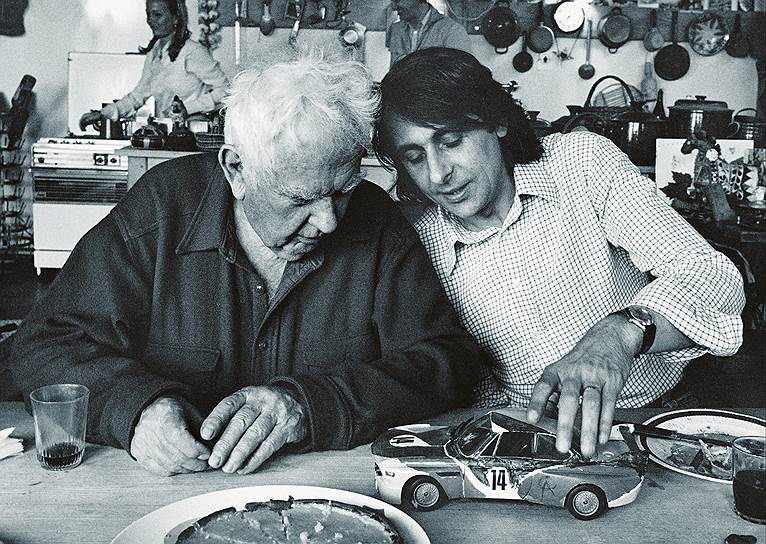 По сути, придумал арт-кар BMW француз Эрве Пулен (на фото справа), по совместительству гонщик и аукционист. Его идея состояла в том, чтобы художники использовали гоночные автомобили в качестве холста. В 1975 году Пулен пригласил разрисовать гоночный BMW 3.0 CSL известного американского скульптора Александра Колдера (на фото слева)