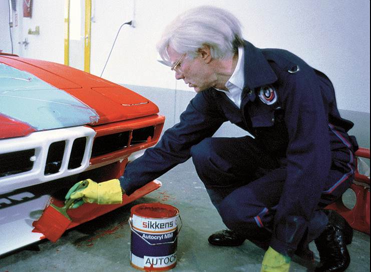 Энди Уорхолу предложили расписать BMW M1 в 1979 году. Трое предыдущих художников работали вдумчиво, делали эскиз росписи на уменьшенной модели, затем переносили его на машину при помощи своих ассистентов. Уорхол все сделал сам, без помощи третьих лиц и всяких там макетов