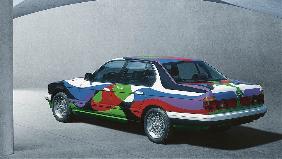Цезарю Манрике выпало в 1990 году раскрашивать BMW 730i. Художник, как и многие его предшественники, был вдохновлен темой скорости, при этом он максимально развил эту идею, расписав автомобиль так, будто он не едет по дороге, а, по словам художника, «летит сквозь космос, не встречая на пути никакого сопротивления». На зеркалах заднего вида изображены глаза, что значит: «Смотри, куда ты едешь»
