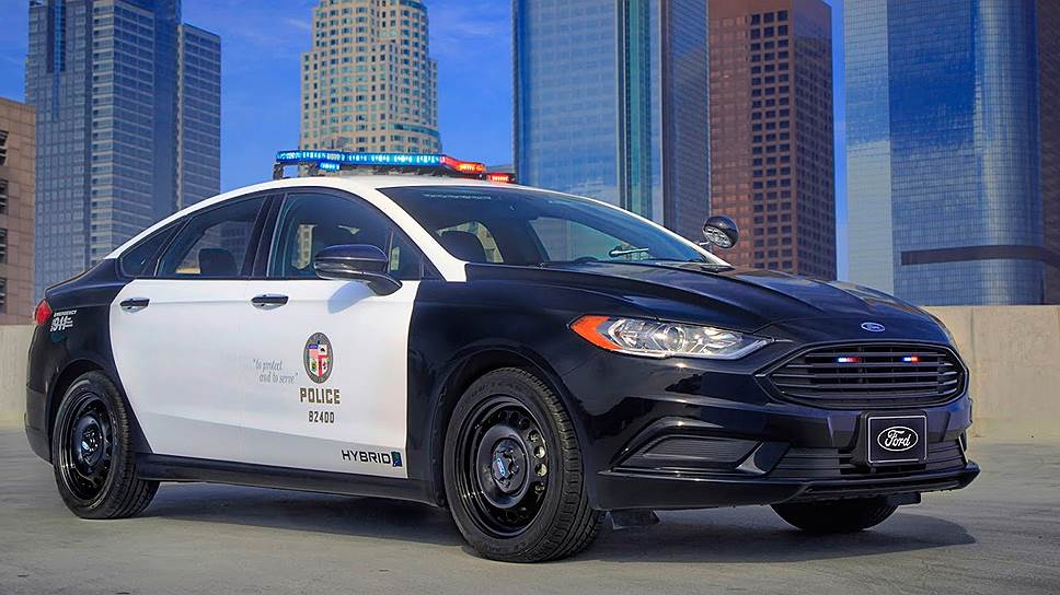 На стенде Ford можно увидеть новую модель полицейского автомобиля — Police Responder Hybrid Sedan. Экспонат примечателен тем, что это первое в мире гибридное авто для «силовиков» 