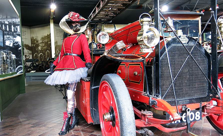 Один из автомобилей, служивший источником вдохновения – пожарная машина Gobron Brillie Fire Engine. Среди элемента костюма по мотивам — дыхательный аппарат, который когда-то использовали пожарные в Англии