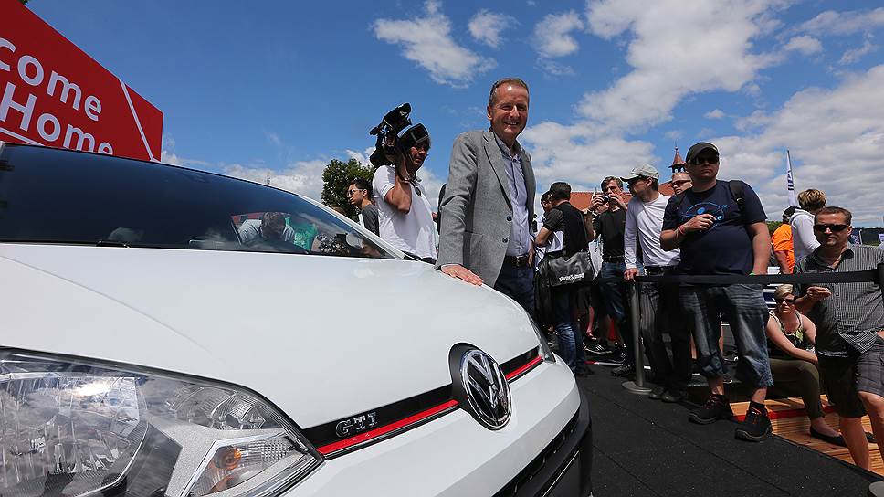 Д-р Герберт Дисс, председатель правления марки Volkswagen, во время премьеры up! GTI