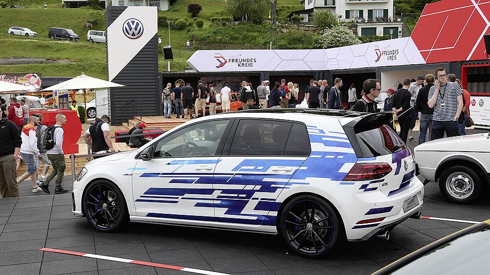 Volkswagen Golf GTE Performance Concept создан на основе серийной версии GTE, общая мощность турбомотора 1.4 TSI и электродвигателя которого составляет 204 л.с. У концепта этот показатель увеличен до 272 л.с.