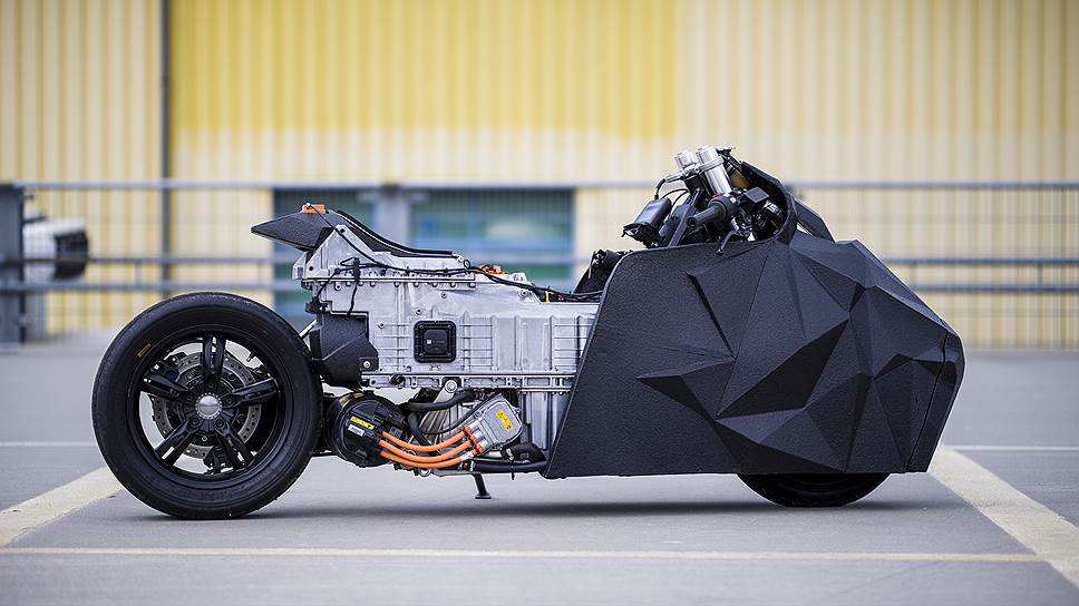 Любители мото-драгрейсинга способны приспособить для своих целей даже такой экзотический аппарат как макси-скутер BMW c-evolution. Рольф Рейк из ателье Krautmotors создал свой проект E-LisaBad на базе первого серийного баварского электробайка