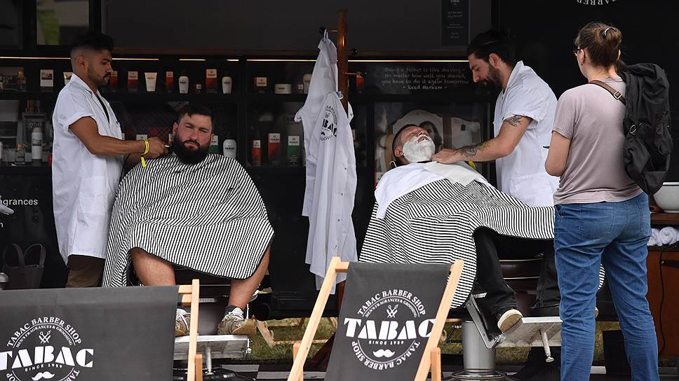 Борода — непременная часть байкерской культуры. Передвижной барбер-шоп TABAC предлагал бесплатное бритье всем мотоциклистам прямо на площадке фестиваля
