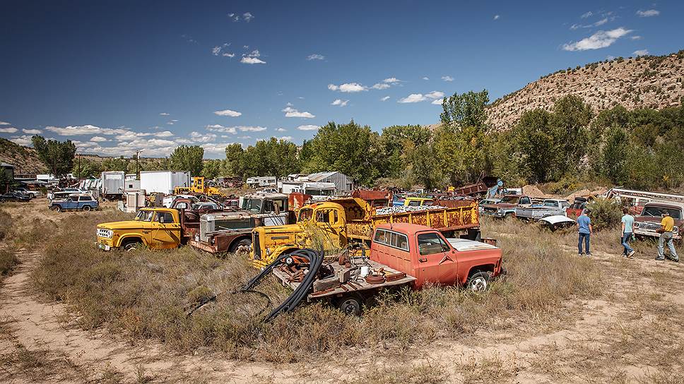 Один из коллекционеров в штате Юта собирал машины в течение нескольких десятилетий. Некоторые из них буквально вросли в траву