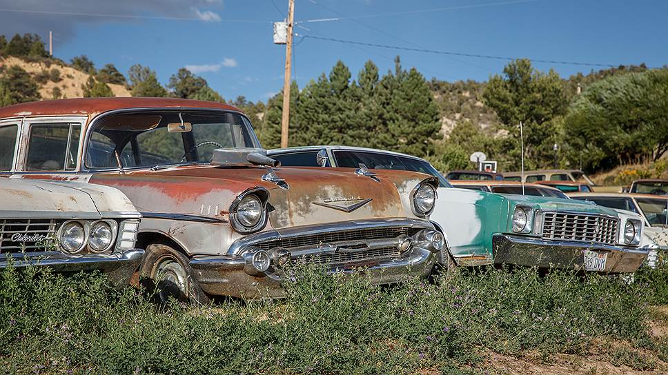 Стоянка старых автомобилей в штате Юта