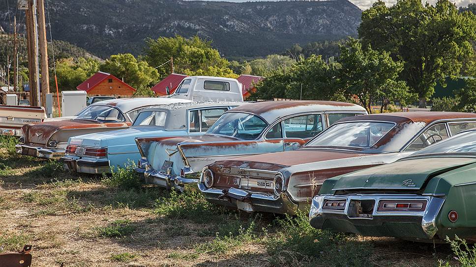 Американские автомобили 60-70х гг. выпуска на стоянке в штате Юта