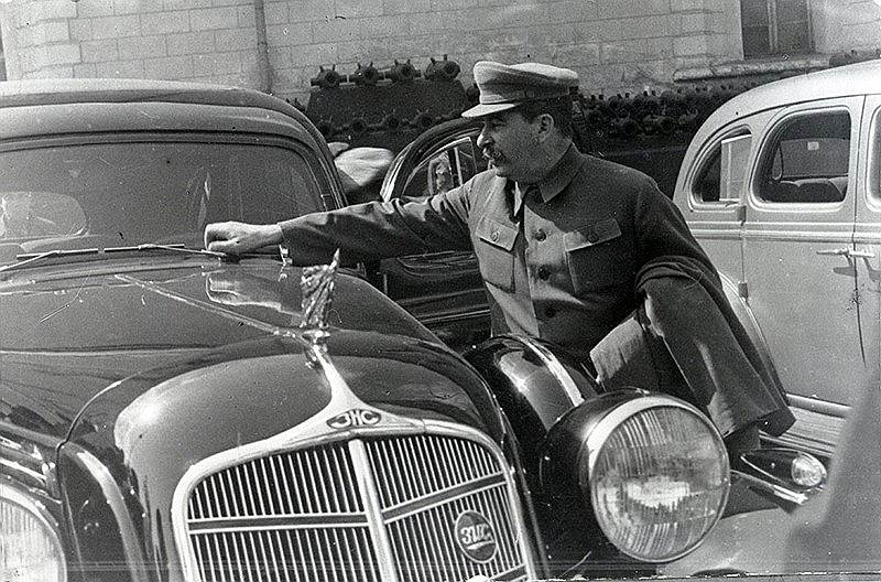 Иосиф Сталин осматривает ЗИС-101. Первый советский серийный лимузин делали на заводе его имени, но сам «отец народов» никогда им не пользовался, предпочитая &quot;Паккарды&quot;