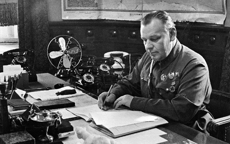 
Начальник охраны Сталина комиссар государственной безопасности 3-го ранга Николай Сидорович Власик в рабочем кабинете
