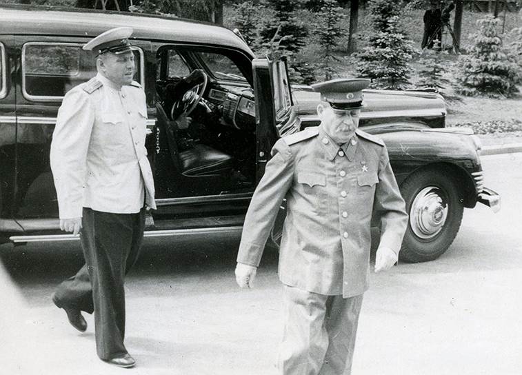 Иосиф Сталин выходит из ЗИС-110СО и направляется к правительственной трибуне на Тушинском аэродроме в день празднования Дня Военно-воздушного флота 8 июля 1950 года