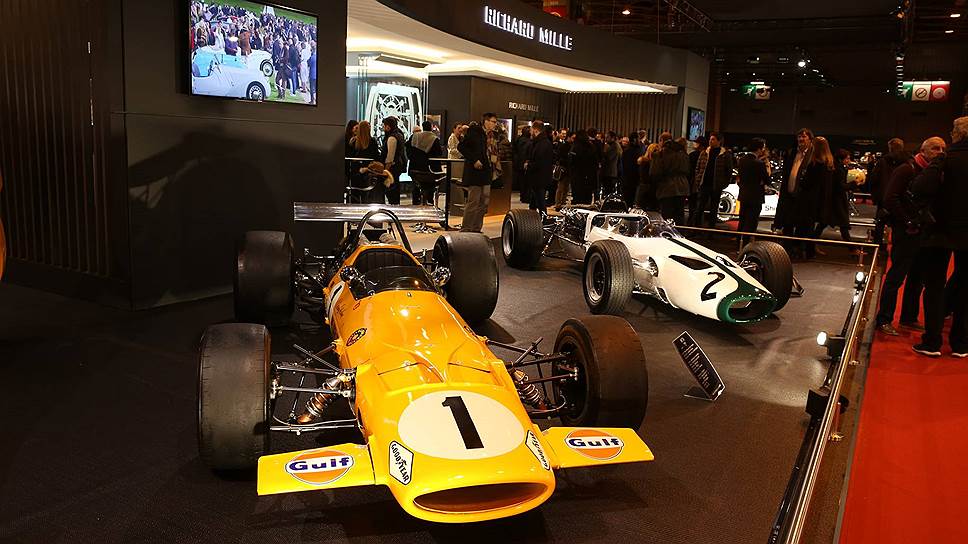 C 1968 по 1971 год в Формуле-1 McLaren использовал болид M7A (слева), а самым первым McLaren для Формулы-1 стала модель 1966 года — M2B (справа).