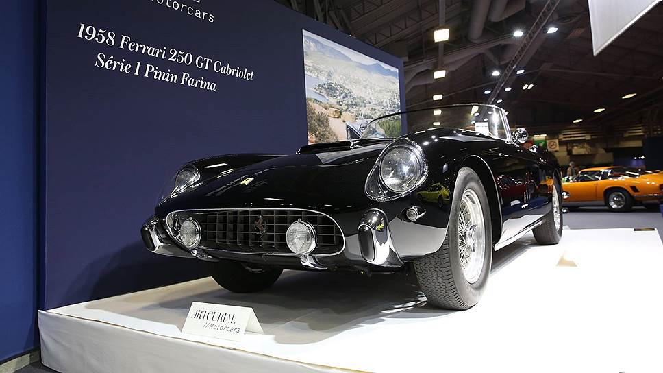 На стенде аукциона Artcurial Motors можно было встретить строгую Ferrari 250 GT Cabriolet Pininfarina Series I 1958 года...