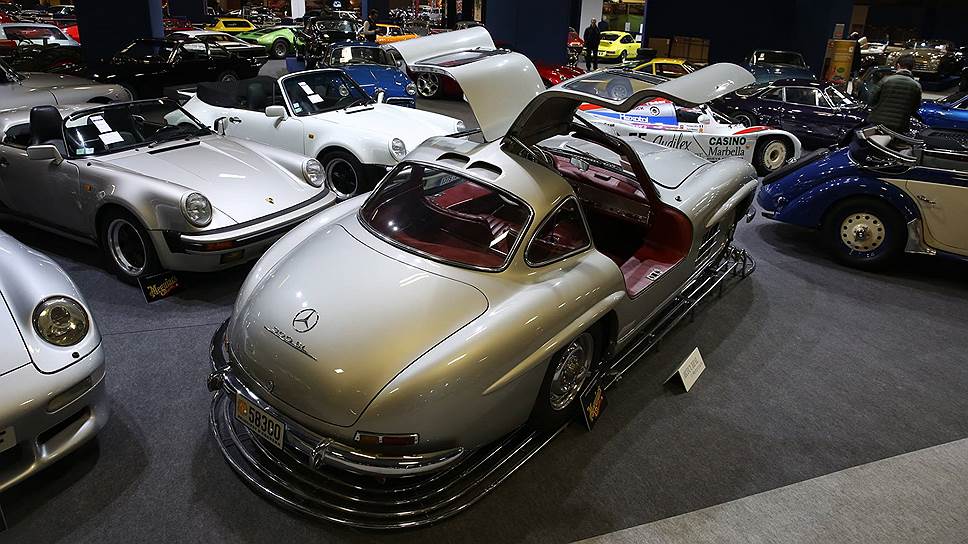 Естественно, выставка не могла обойтись без классических Porsche 911 разных поколений и легендарного Mercedes-Benz 300 SL с &quot;крыльями чайки&quot;.