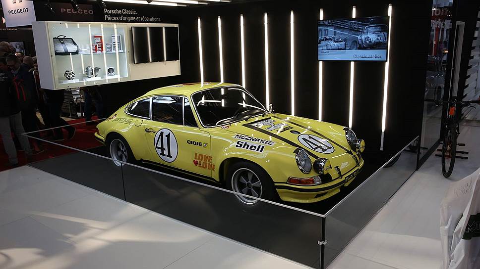 Классический Porsche 911 в гоночном варианте также стал украшением заводского стенда марки.