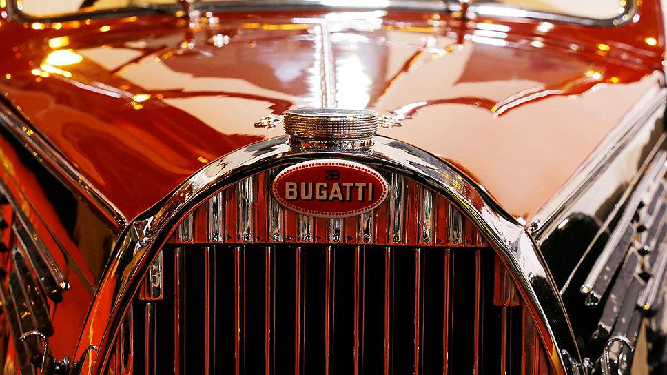 Радиаторную решётку Bugatti Type 57C Gangloff Cabriolet также вполне можно рассматривать как отдельный от автомобиля экспонат.