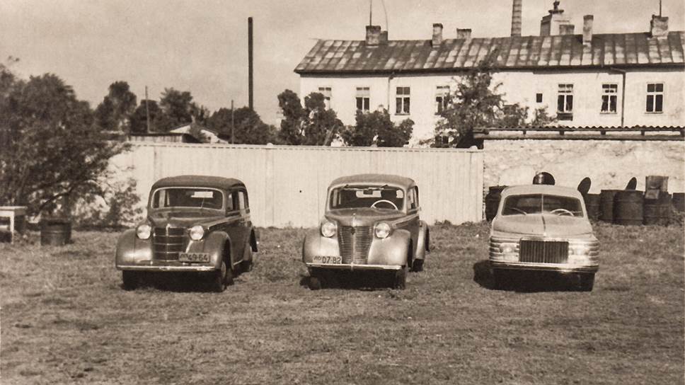«Москвич-400», Opel Olympia и REAF-1950, выглядевший на фоне двух своих современников настоящим гостем из будущего, но так и не ставший серийным автомобилем. «Москвич-400» с некоторыми изменениями (как модель 401) будет выпускаться до 1956 года