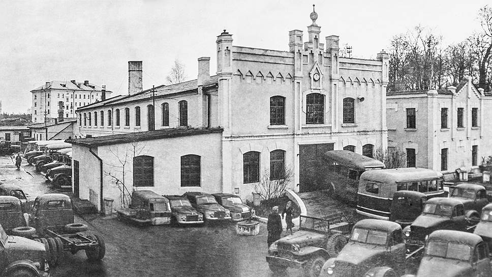 Здание бывшей Рижской экспериментальной автомобильной фабрики, отданное под производство автобусных кузовов. Начало 50-х годов