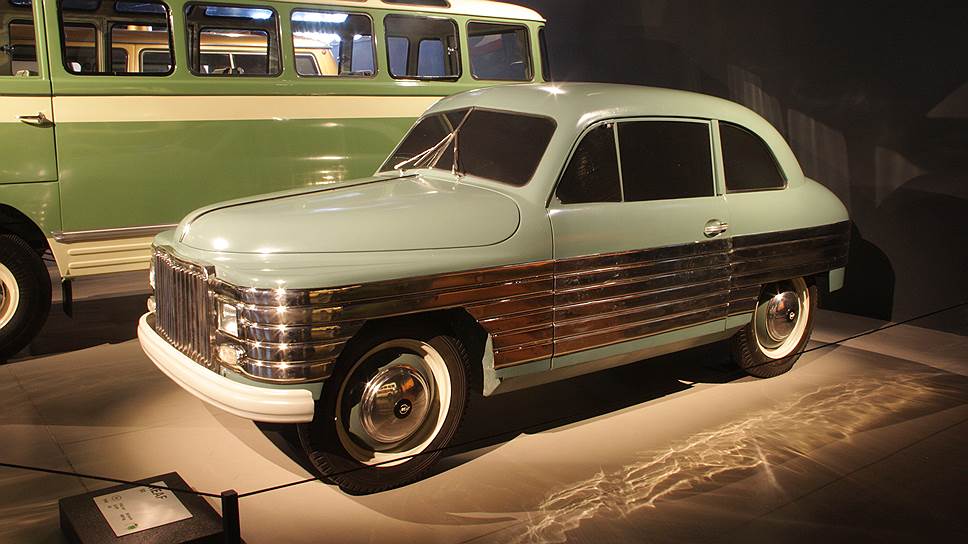 Отреставрированный REAF-1950 в экспозиции Мотор-музея. Салон автомобиля не сохранился, поэтому стекла заклеили черной пленкой