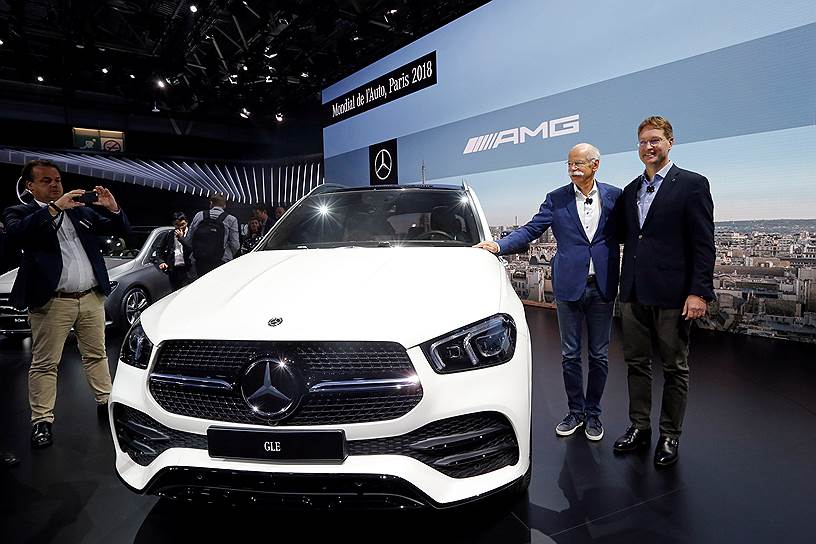 Публичный дебют нового поколения кроссовера Mercedes-Benz GLE состоялся в присутствии нынешнего главы Daimler Дитера Цетше (на фото — второй справа) и его преемника Олы Каллениуса (справа)
