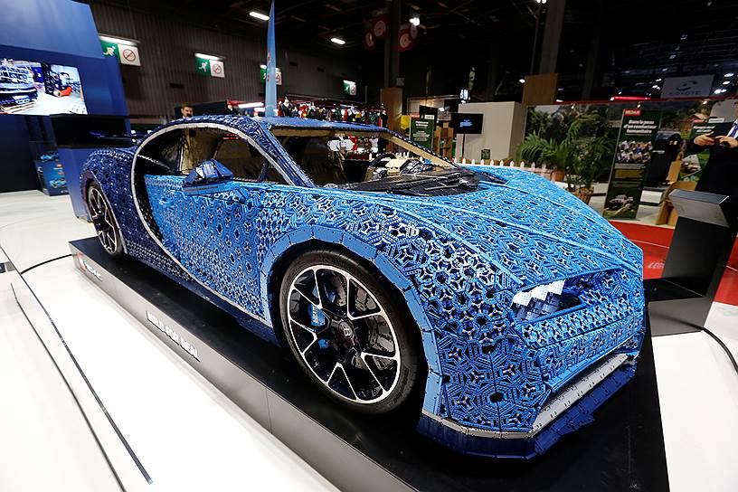 На стенде Bugatti помимо реальных гиперкаров нашлось место и полноразмерному макету Bugatti Chiron, собранному из деталей конструктора Lego и способному самостоятельно ездить, правда, на небольшой скорости