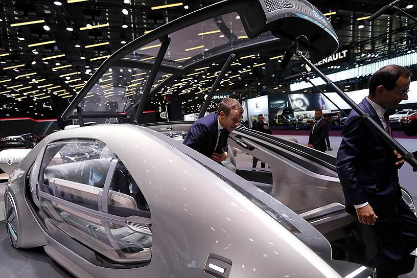 Президент Франции Эмманюэль Макрон осматривает модель Renault EZ-GO