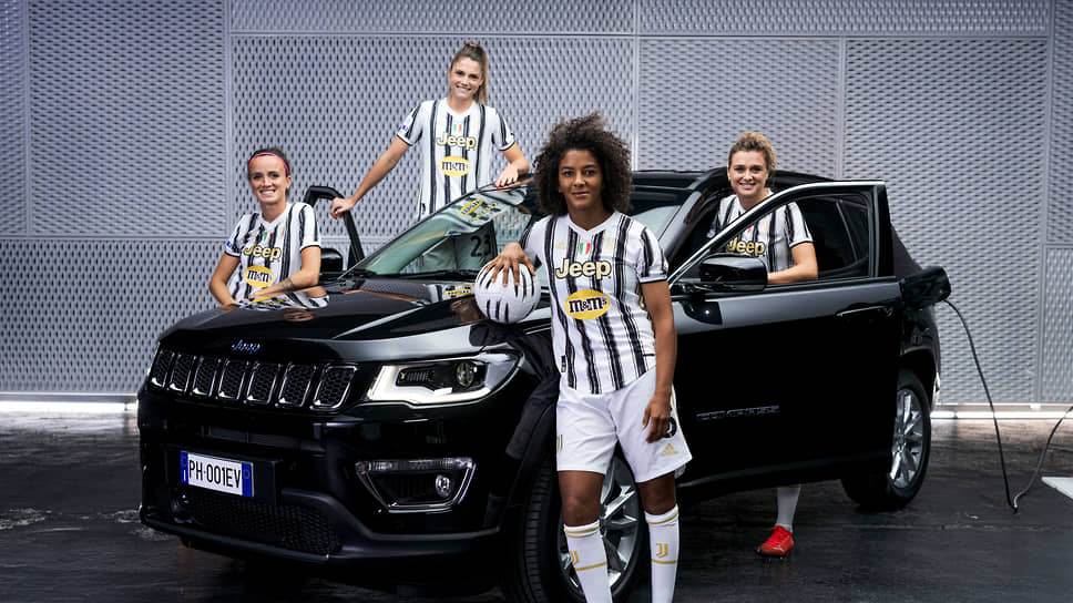 2021 год. Новые времена, новые веянья. Игроки женского клуба «Ювентус» позируют возле плагин-гибрида марки Jeep.