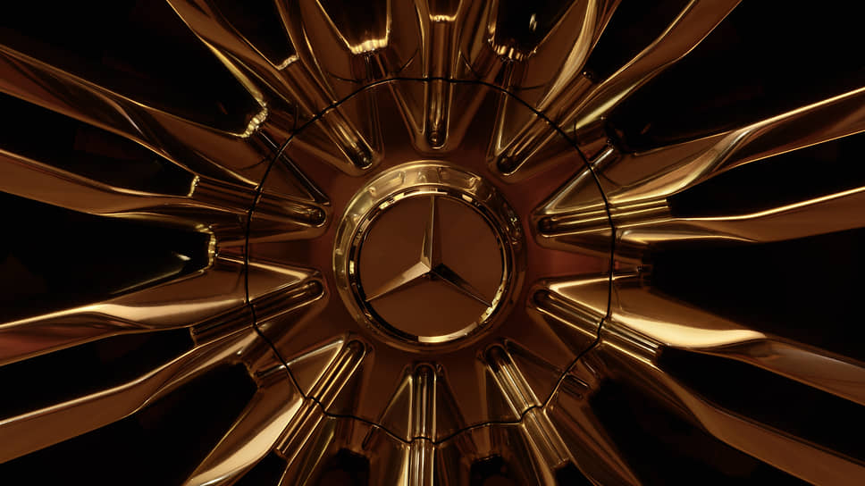 Логотип Mercedes-Benz на колесном диске автомобиля