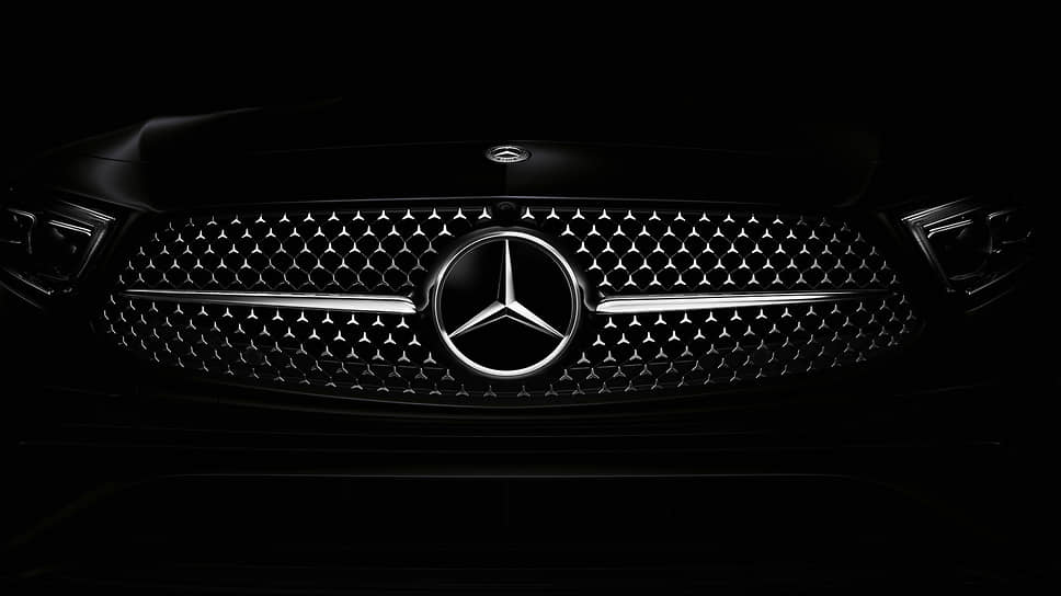 Логотип Mercedes-Benz на решетке радиатора автомобиля