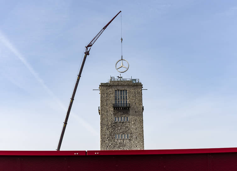 Звезду Mercedes-Benz демонтируют с башни главного вокзала в Штутгарте в связи с реконсрукцией, март 2021 года
