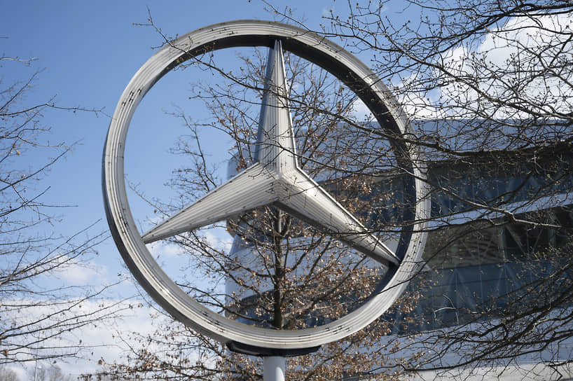 Звезда Mercedes-Benz с башни главного вокзала Штутгарта была предоставлена музею Mercedes-Benz на время работ по модернизации и ремонту здания вокзала