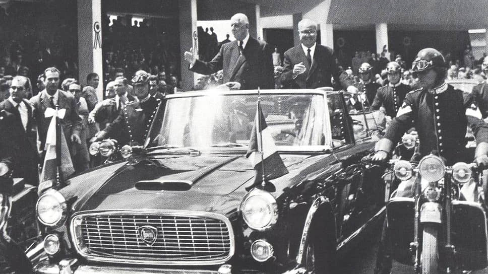 Президент Итальянской Республики Джузеппе Сарагат и президент Французской Республики Шарль де Голль в президентской Lancia Flaminia на открытии туннеля Монблан 16 июля 1965 года