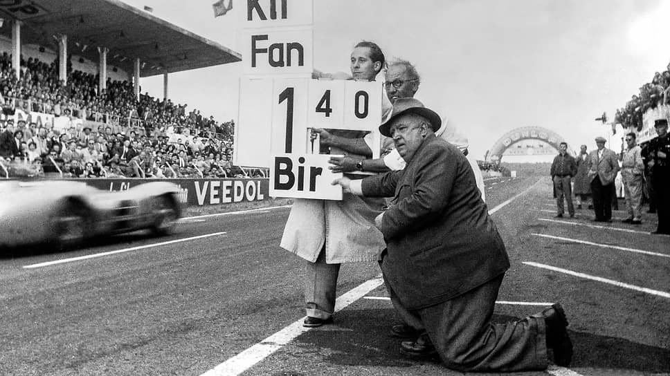 
29 марта 1891 года родился Альфред Нойбауэр, легендарный руководитель гоночной команды Mercedes-Benz. Под руководством перфекциониста и выдающегося менеджера Нойбауэра победы гонщиков Mercedes-Benz были настолько обыденны, что время его руководства командой называют «Эрой серебряных стрел». На фото: Нойбауэр (в костюме и шляпе) на Гран-при Франции в Реймсе 4 июля 1954 года информирует своих гонщиков об их рейтинге и времени прохождения круга.