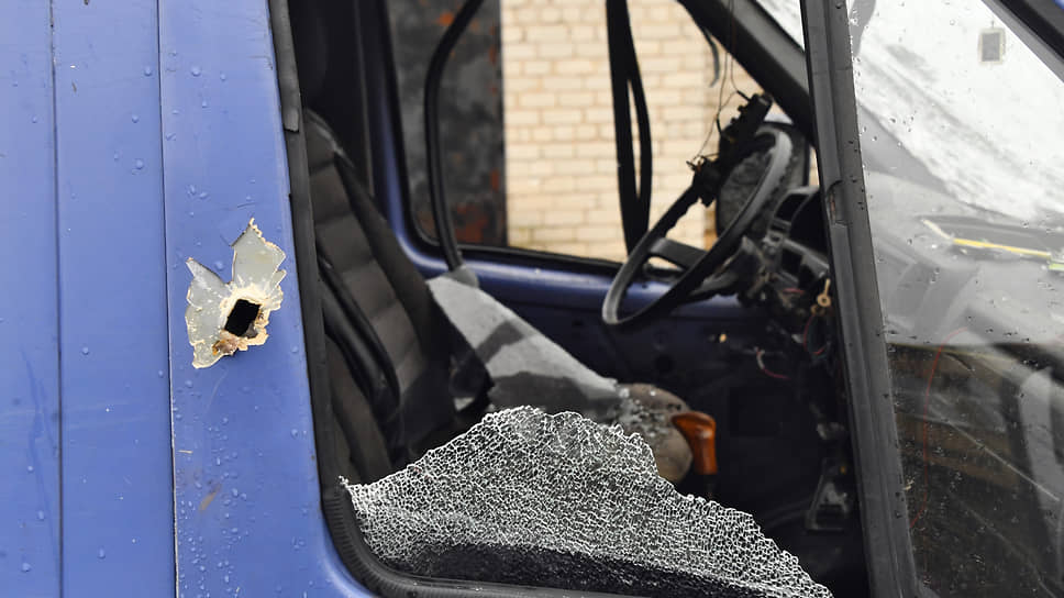 Автомобиль, пострадавший в результате обстрела в Донецке