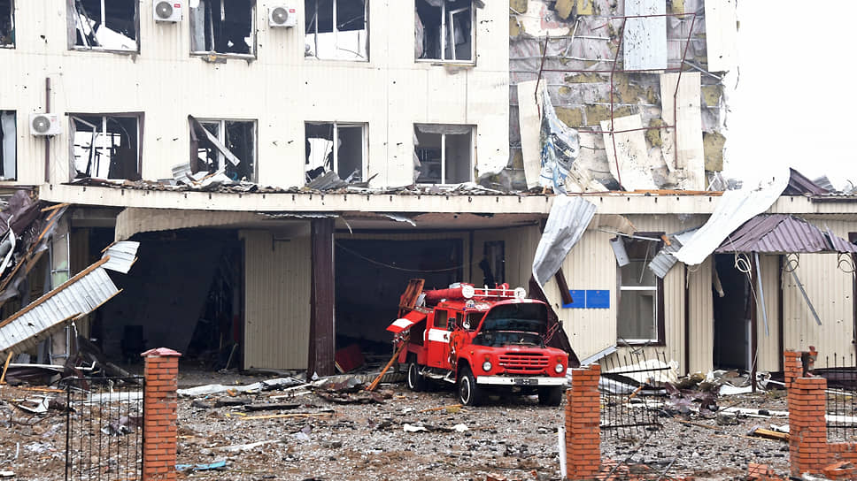 Разрушенное здание пожарной части в Мариуполе