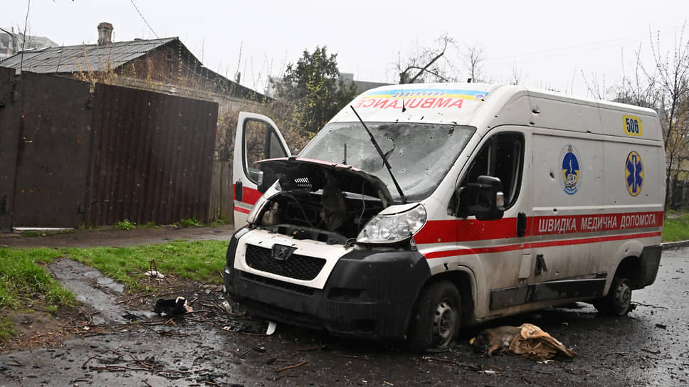 Разбитый автомобиль скорой медицинской помощи в Мариуполе