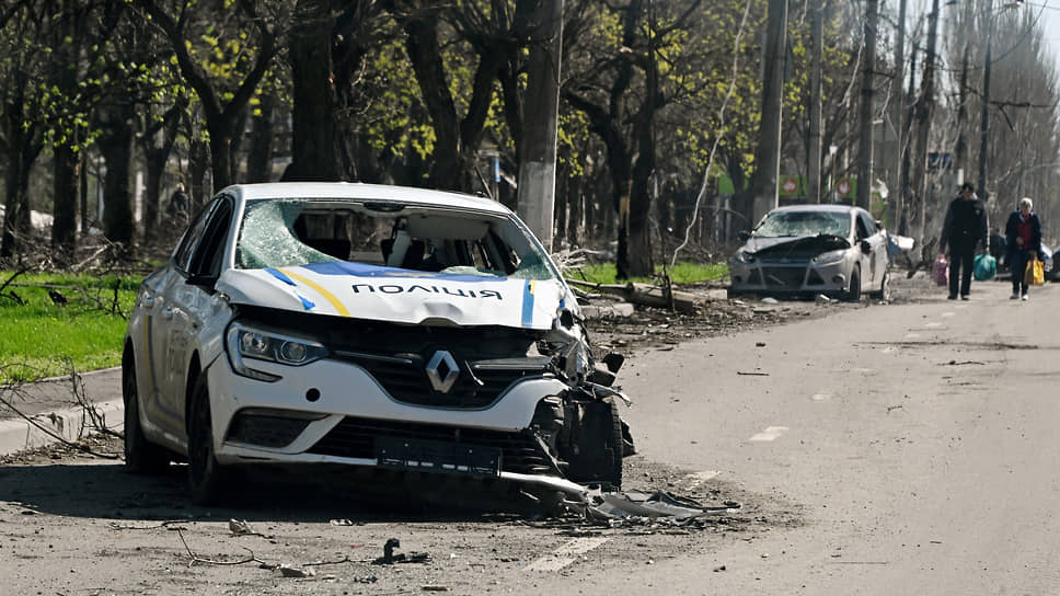 Разбитый автомобиль полиции на дороге в Мариуполе