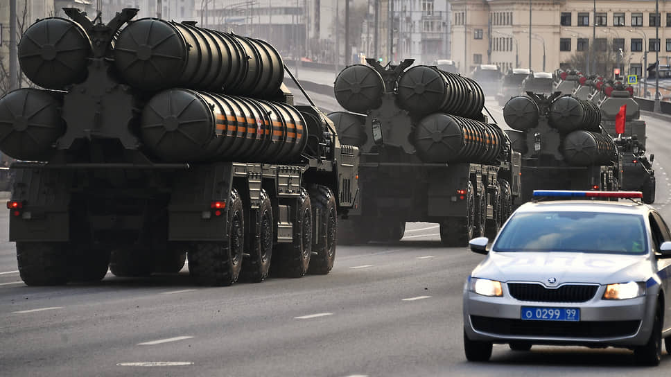 Зенитные ракетные комплексы С-400 «Триумф» во время прохода военной техники по Садовому кольцу в день репетиции парада, который состоится в Москве 9 мая