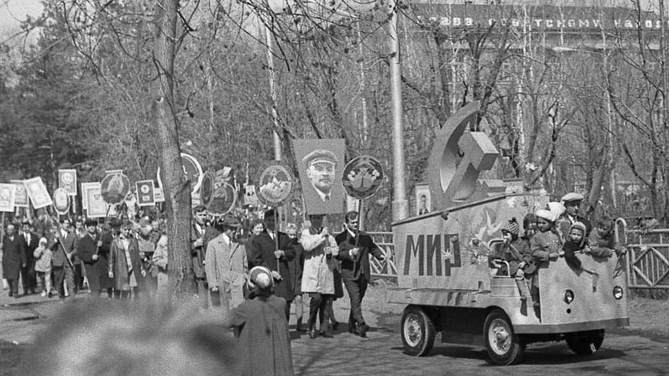 1968 год. Первомайская демонстрация в подмосковной Шатуре. Во главе колонны мебельного комбината — электрическая тележка болгарского производства, для перевозки детей конечно же не приспособленная.