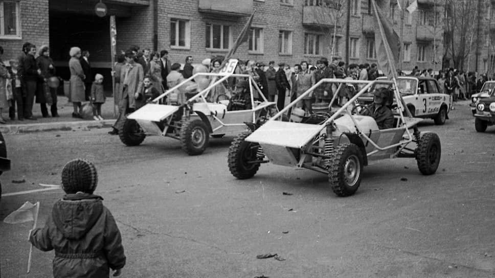 Первомай 1981 года в Тольятти. На снимке — члены Спортивнотехнического клуба ВАЗа.