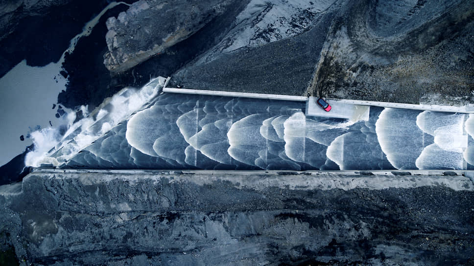 Новый Range Rover Sport под управлением каскадера Джессики Хокинс поднялся по 193-метровому водосбросу одной из плотин в Исландии. Автомобиль двигался против потока воды, текущего со скоростью 750 тонн в минуту