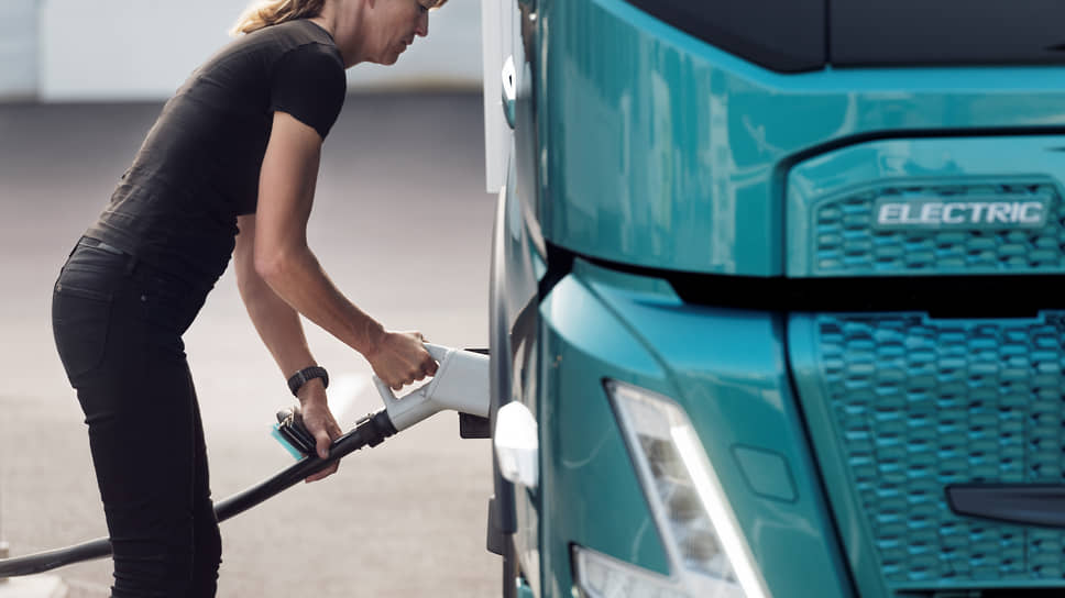 Deutsche Post DHL Group и Volvo Trucks подписали соглашение о сотрудничестве, цель которого — снижение уровня вредных выбросов. Первым шагом к этому стал заказ компанией DHL 44 электрических грузовиков Volvo