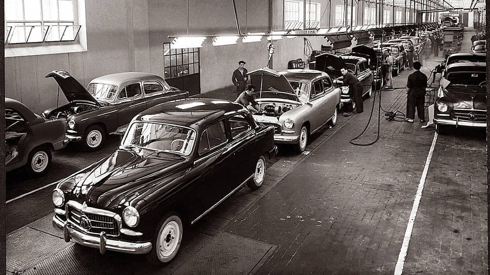 9 мая 1950 года испанским государственным промышленным холдингом основана компания SEAT. Название — аббревиатура от Sociedad Espanola de Automoviles de Turismo, что можно перевести как «Испанское сообщество легковых автомобилей для туризма». В 1982 году компания подписала соглашение о сотрудничестве с концерном Volkswagen AG, который стал полноправным владельцем SEAT в 1990 году. Когда SEAT открыл свой первый завод (на фото) в 1950 году, его производительность составляла пять автомобилей в день