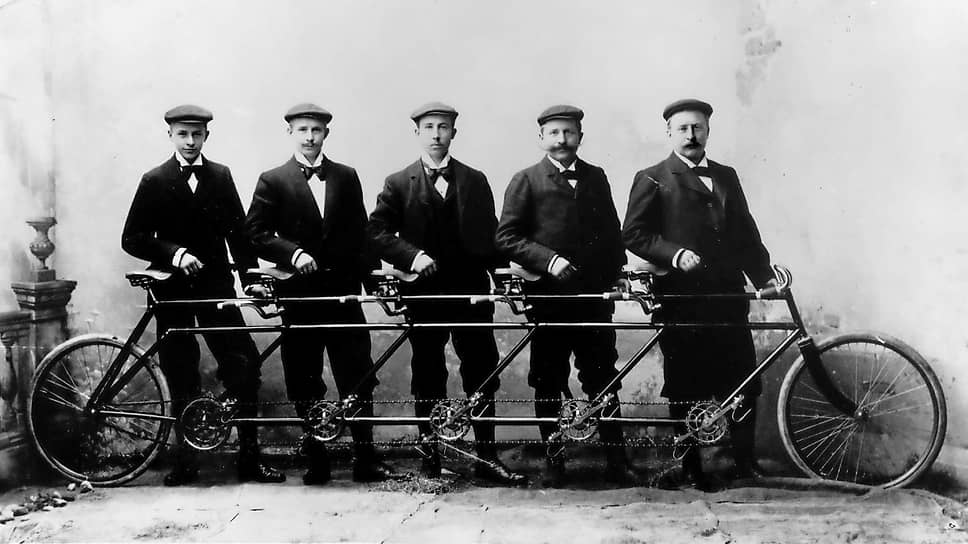 15 мая 1871 родился Вильгельм Опель, сын Адама Опеля, основавшего Adam Opel GmbH, компанию по производству швейных машинок, а затем — велосипедов. В конце XIX века резко снизился спрос на велосипеды, и браться Опель, всего их было пятеро (на фото Вильгельм второй справа), решили выпускать автомобили. Среди достижений Вильгельма Опеля было строительство первого в Германии автомобильного конвейера